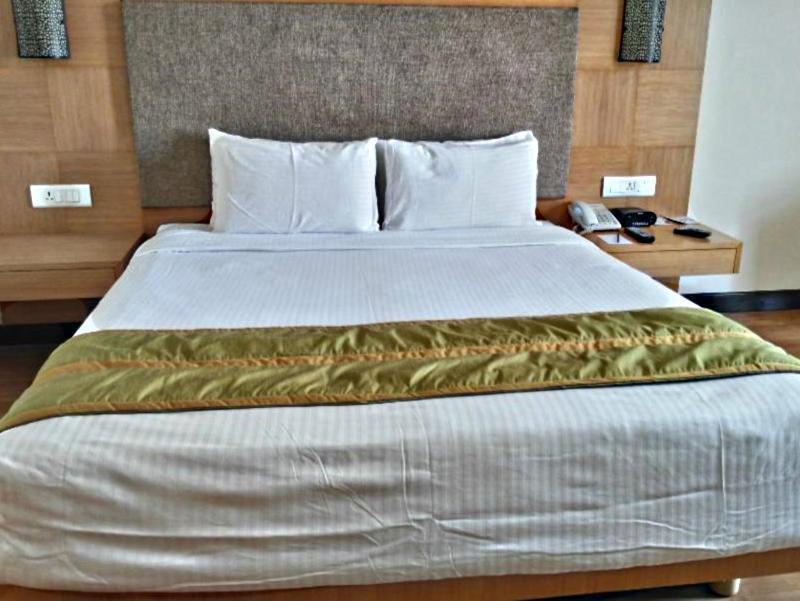 Greenpark Madrás Exterior foto A bed with a bed runner