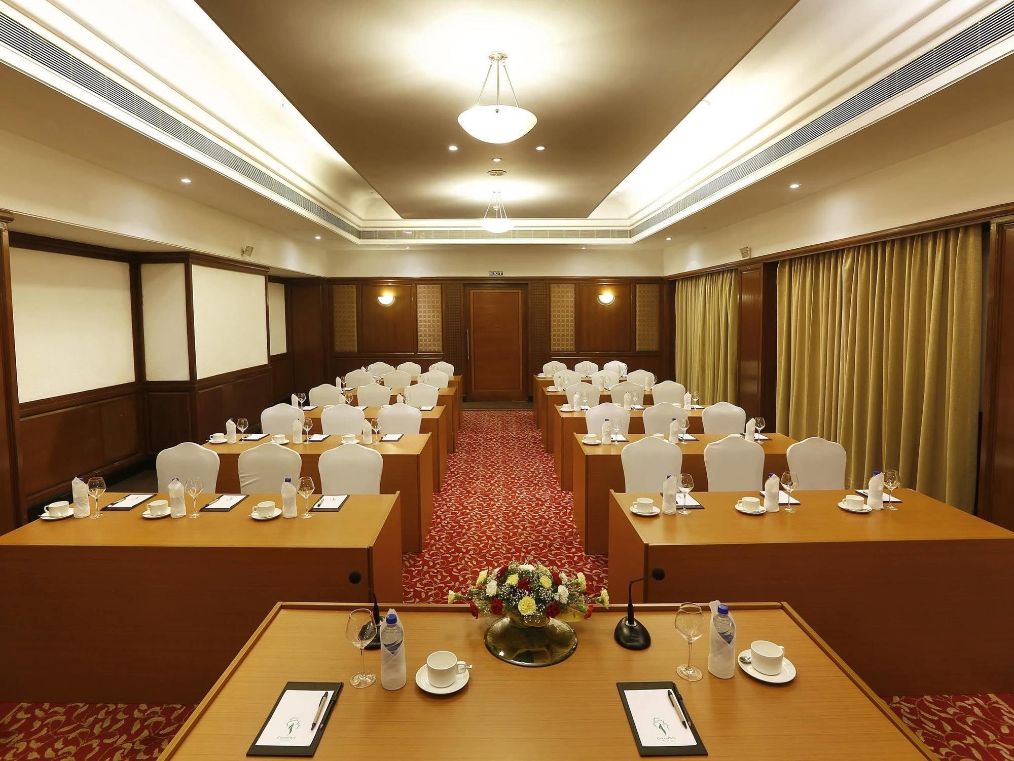 Greenpark Madrás Exterior foto Meeting room at the Taj Bengal