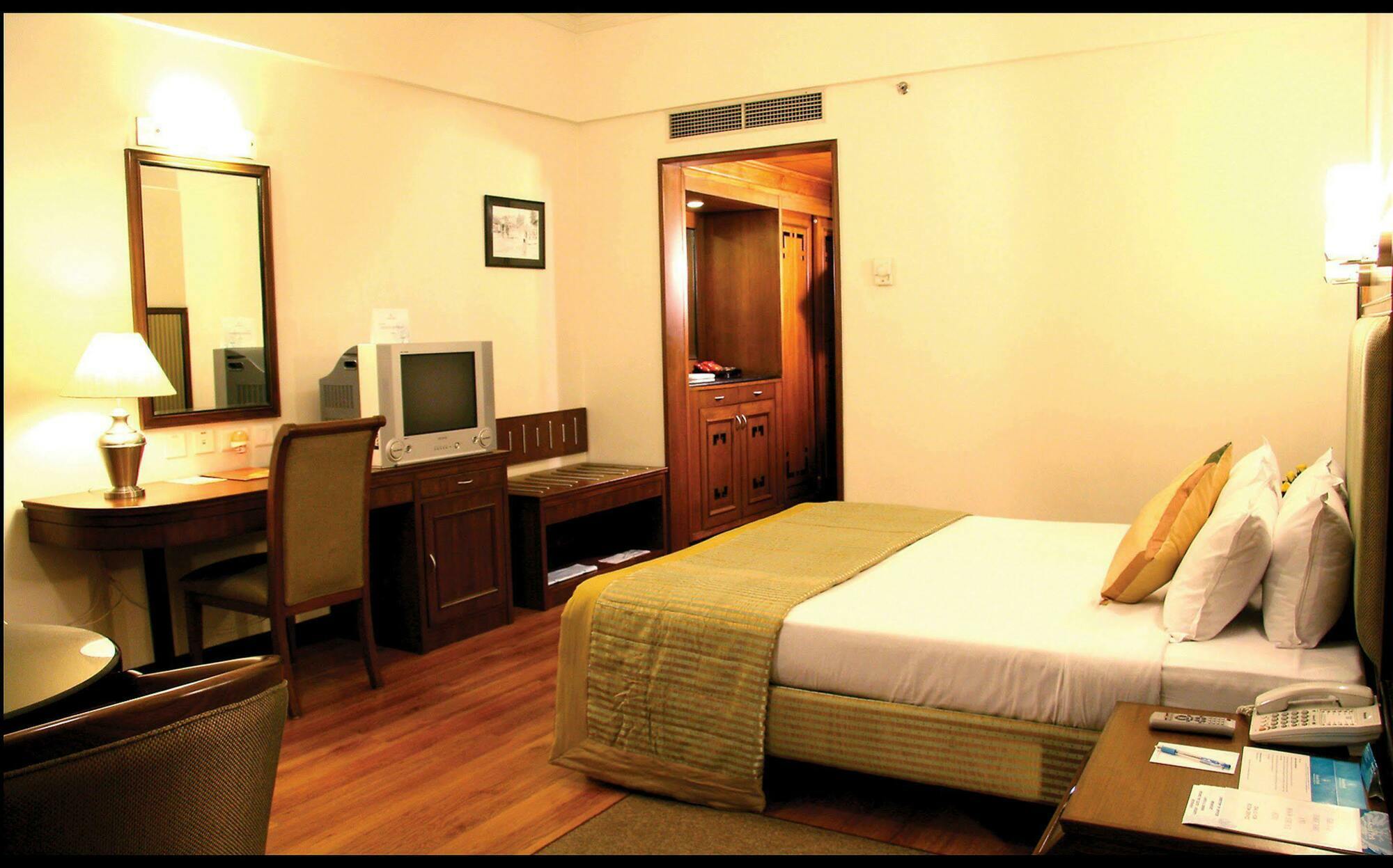 Greenpark Madrás Habitación foto A room at the Taj Bengal