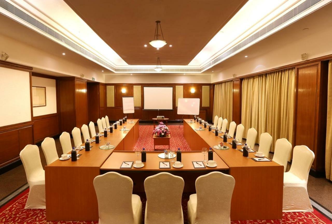 Greenpark Madrás Exterior foto A meeting room at a hotel
