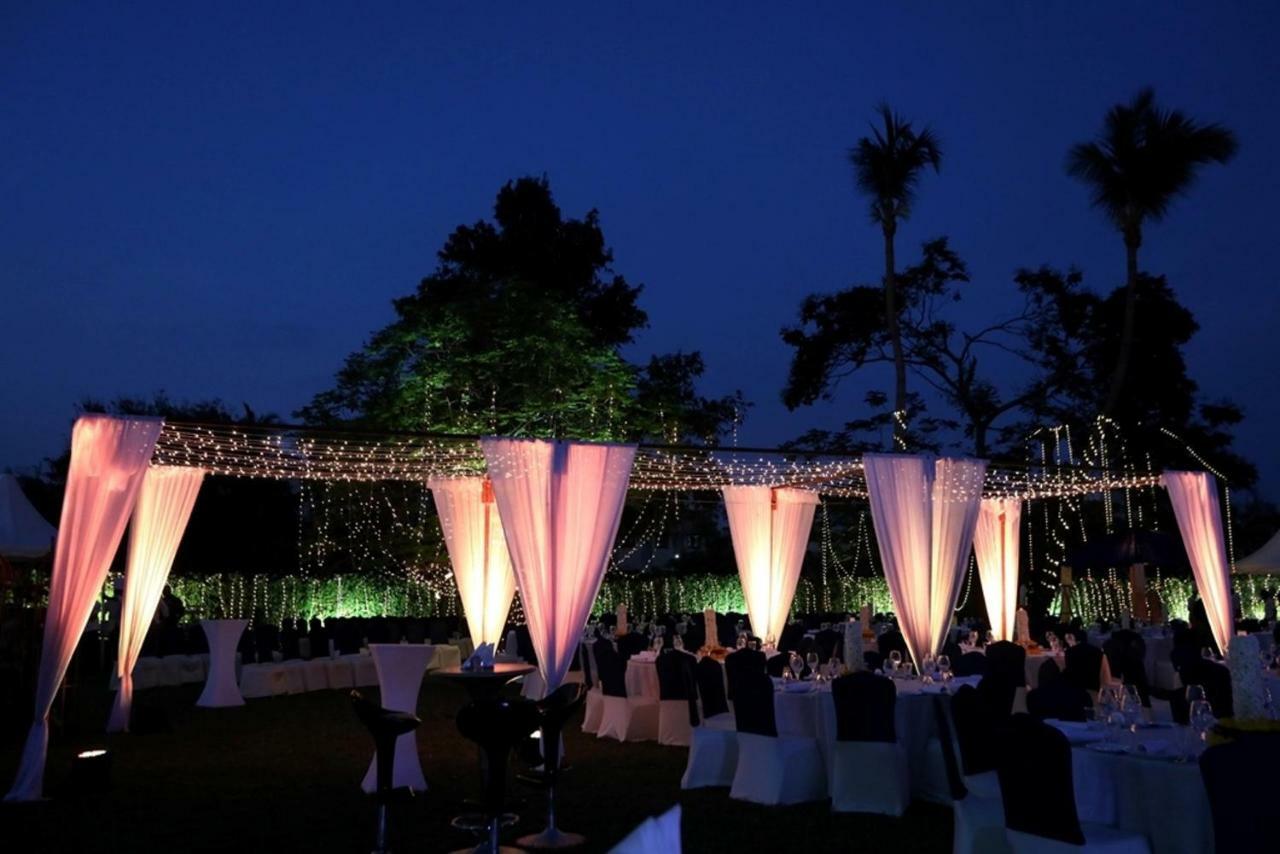 Greenpark Madrás Exterior foto A wedding reception at the Taj Bengal