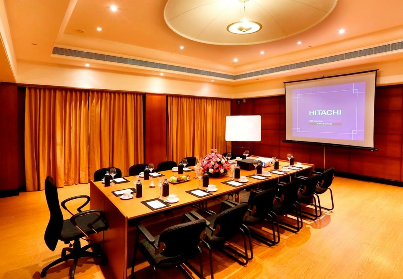 Greenpark Madrás Exterior foto Boardroom at the Taj Bengal