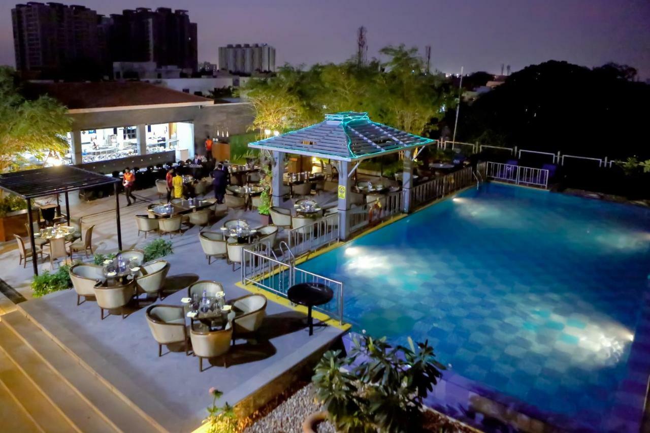 Greenpark Madrás Exterior foto The swimming pool at the hotel